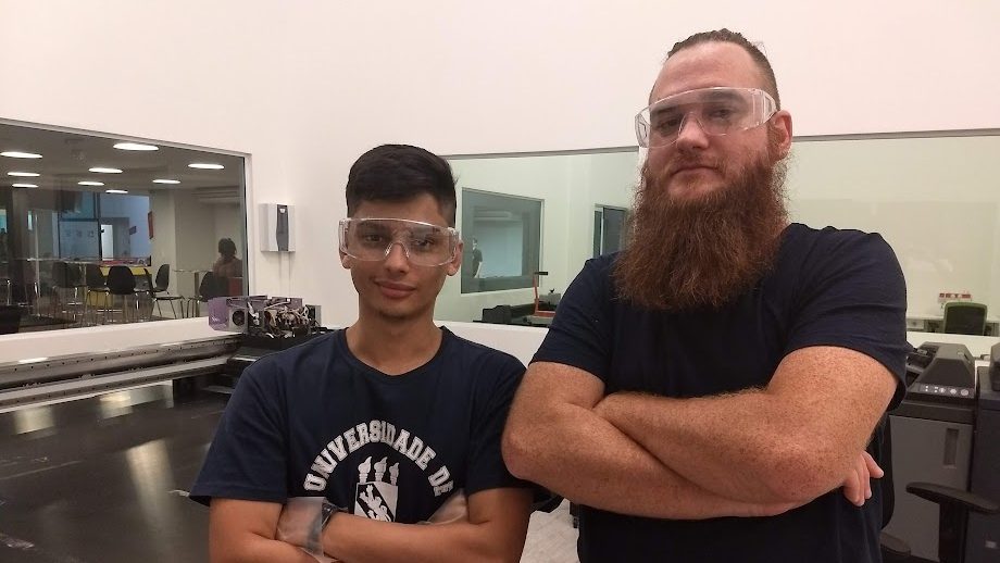 Direto do túnel do tempo, Ruivão e Lucas, em 2018, fazendo manutenção técnica nas impressoras do Armazém da Criatividade! Plotter de Impressão